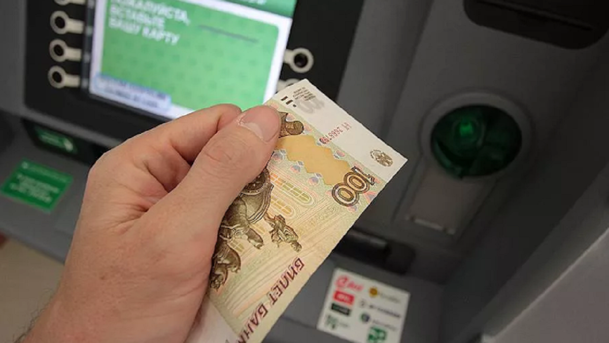 Банкомат принимает 10 рублевые. Банкомат 100 рублей. Деньги в банкомате. Разменять купюру в банкомате. Банкомат размен денег.