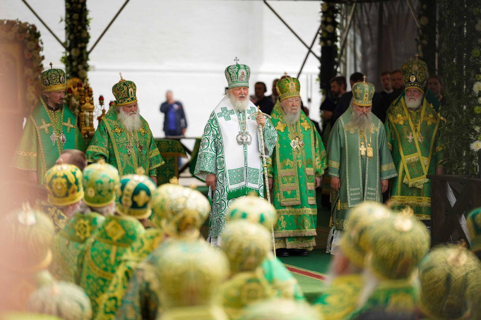 Батюшка в церкви фото