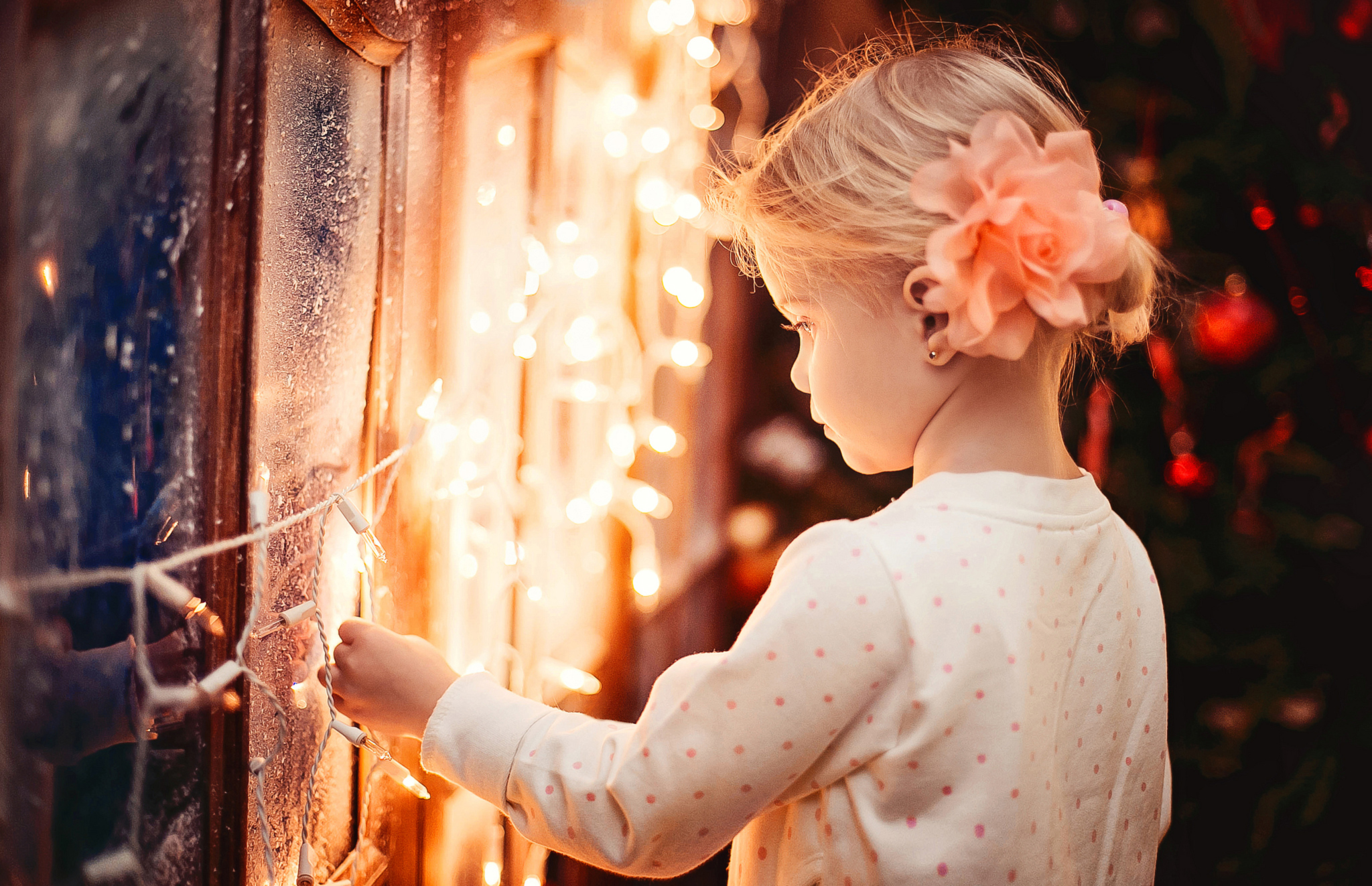 Девочка предвкушении. Фотосессия с гирляндой на окне. Ребенок с гирляндой. Фонарик для детей. Новогоднее волшебство для детей.