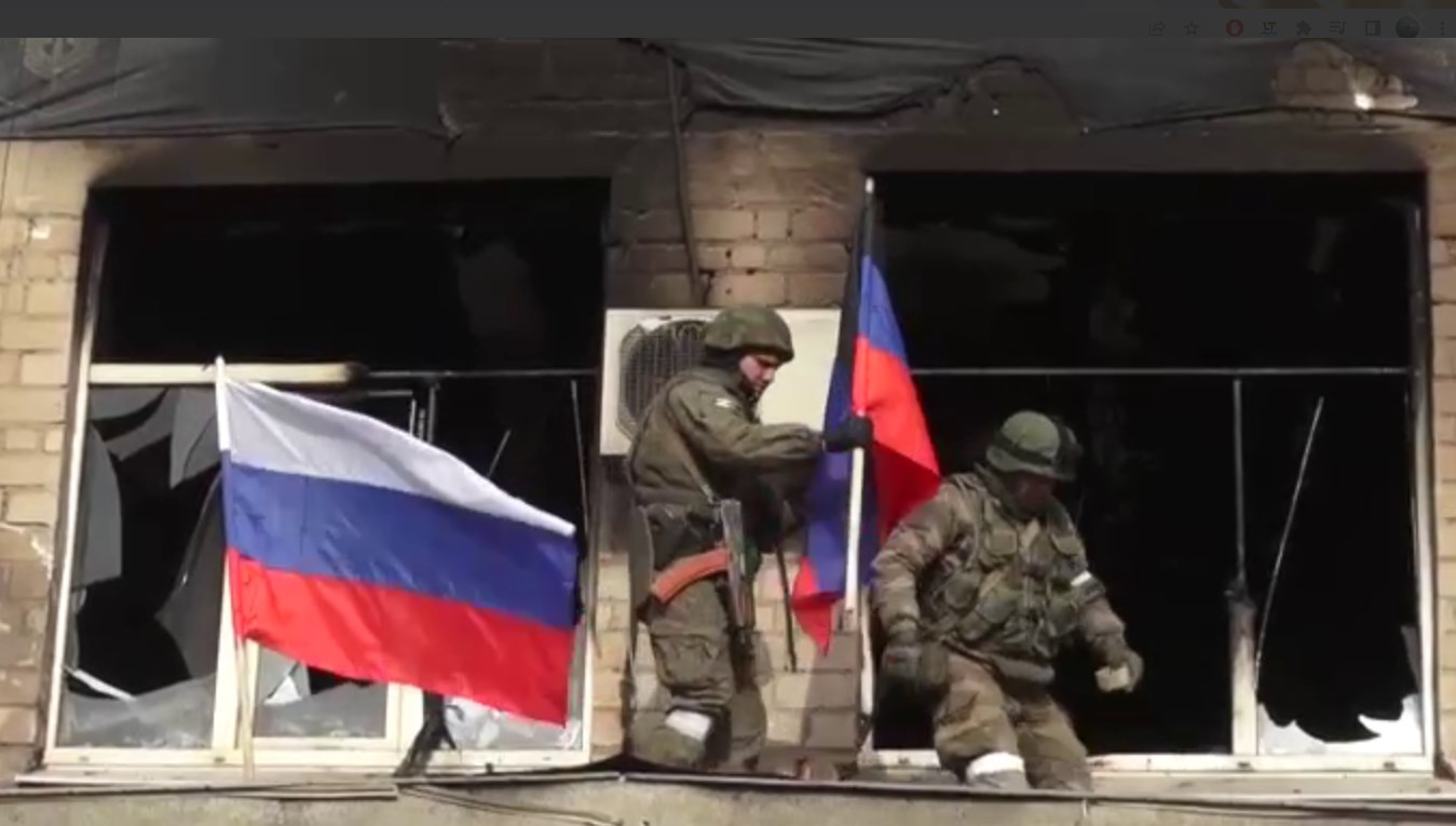 Кто поднял знамя над новгородом 20 января. Флаг России в Мариуполе 2022. Солдат с российским флагом.