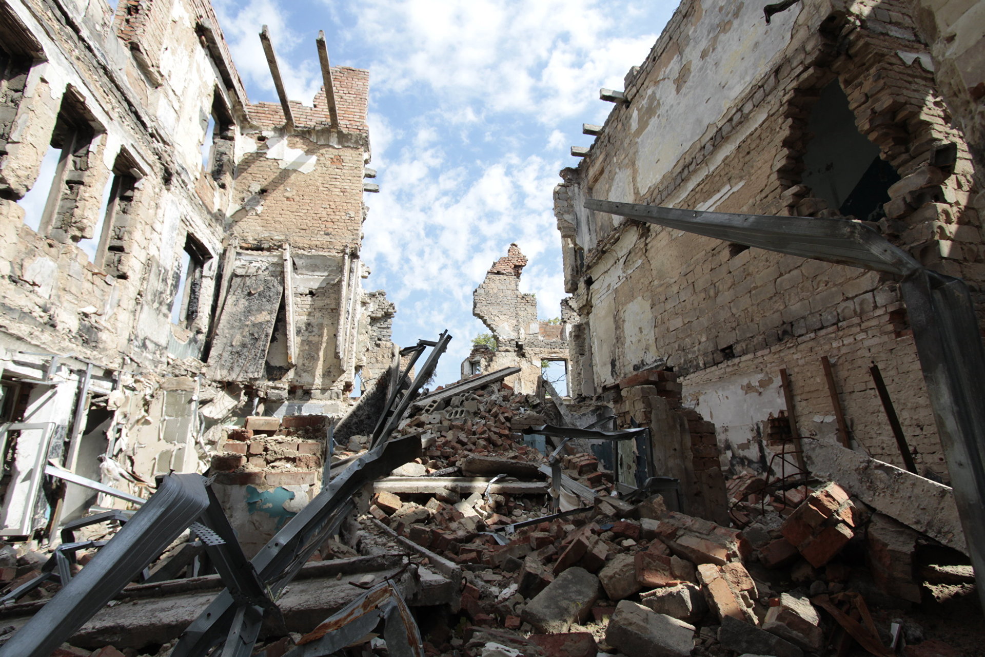 Разрушенный донецк. Донбасс и Луганск разрушенные города в 2014.
