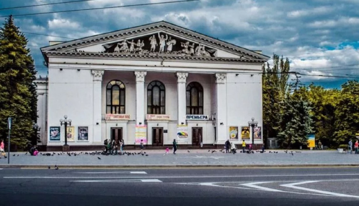 Мариупольский театр. Донецкий областной драматический театр в Мариуполе. Донецкий Академический областной драматический театр в Мариуполе. Драмтеатр Мариуполь 2022. Здание драмтеатра в Мариуполе.