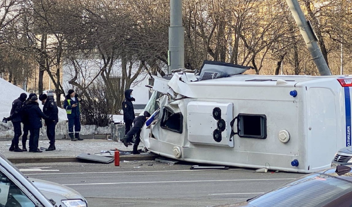 Полицейские попали в дтп. Автозак перевернулся. Автозак полиции. В Москве перевернулся автобус.