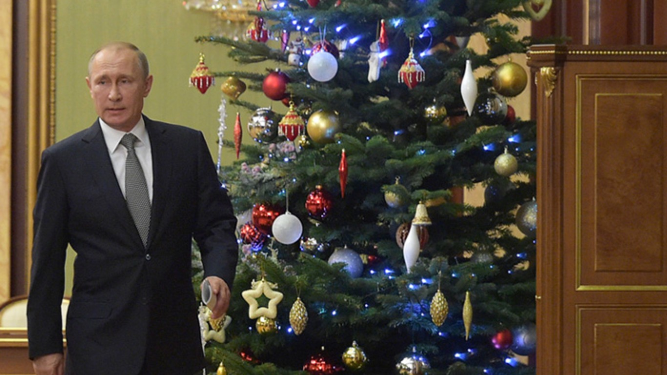 Никитин у новогодней елки. Новогодняя елка с Путиным.