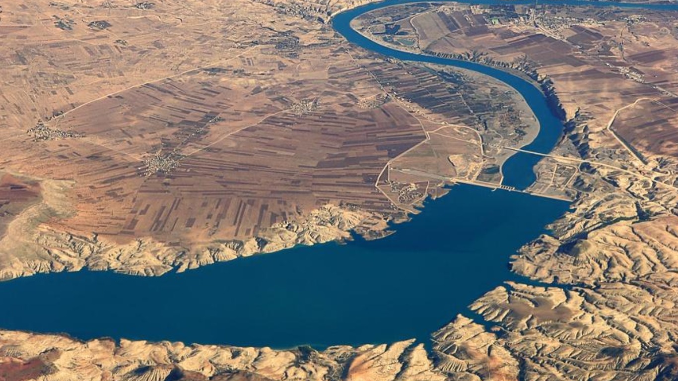Затопленная долина реки 5 букв. Река Евфрат в Сирии. Реки тигр и Евфрат в Турции. Река Евфрат река тигр. Река Евфрат в Ираке.