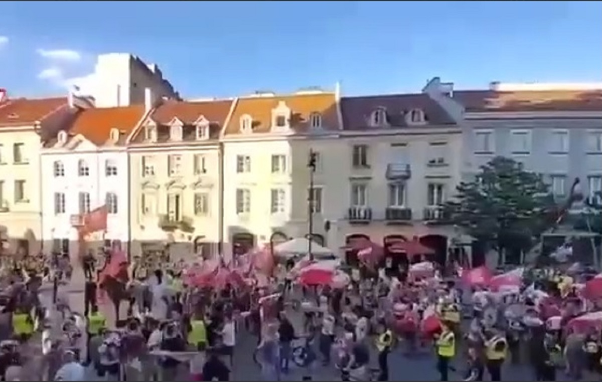 Украинцы устроили. Протесты в Варшаве. Митинг в Варшаве. Митинг в Польше. Польша люди.
