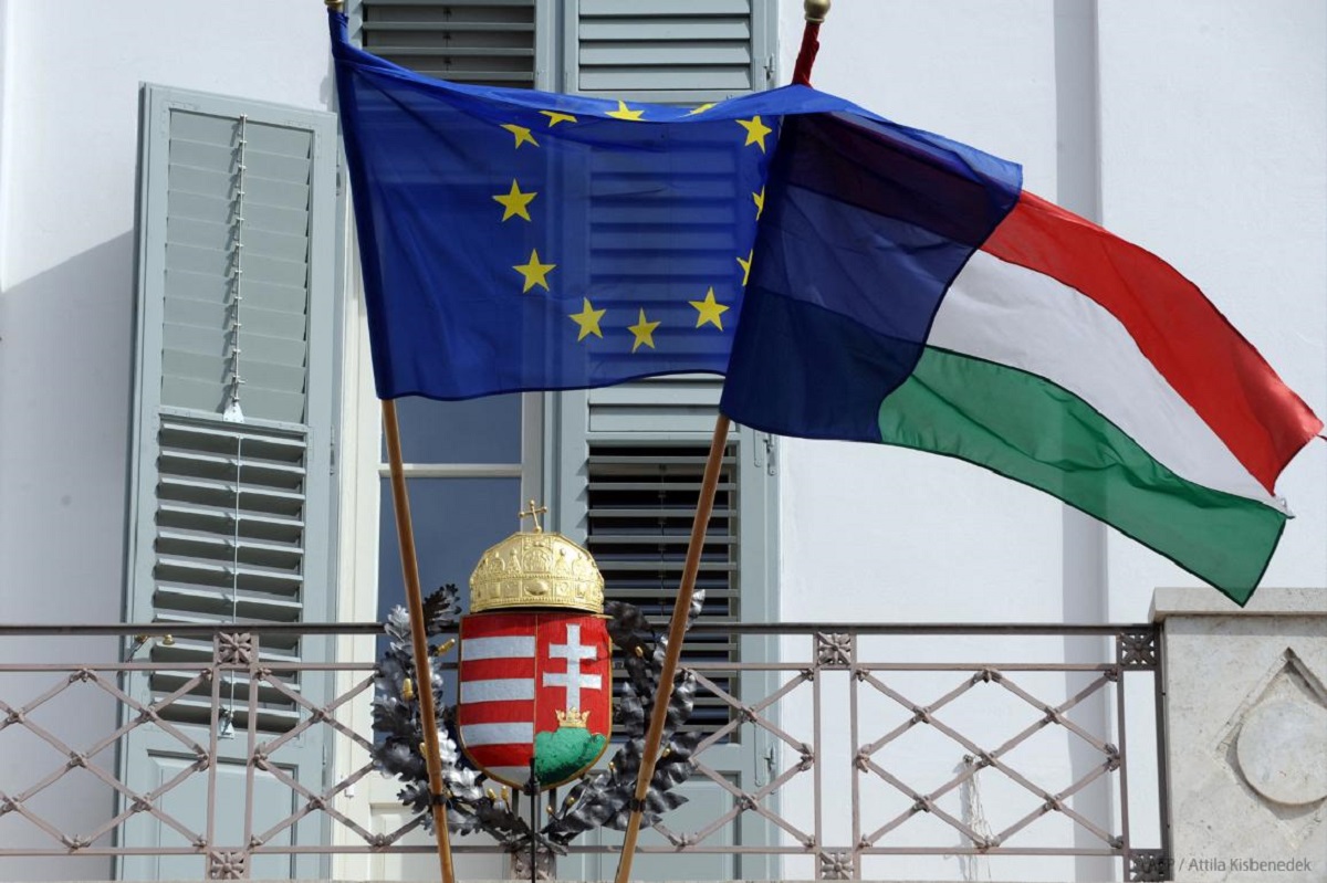 Союз россии и венгрии. Европейский Союз Венгрия. Венгрия против ЕС. Флаг Венгрии и ЕС. Венгрия и Еврокомиссия.