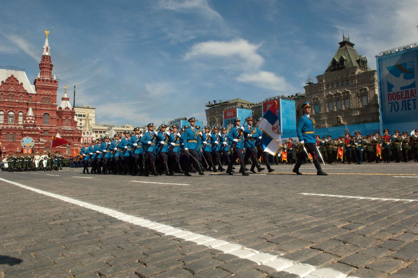 Солдаты победы москва. Парад Победы в Сербии. Сербы на параде Победы 2015. Сербская армия на параде в Москве. Сербы на параде Победы.