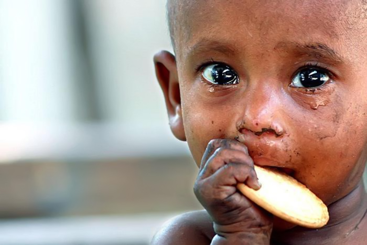 Голод хотя ел. Бедные африканские дети.