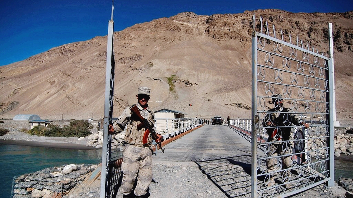 Таджикско Афганская граница Пяндж. Река Пяндж таджикско-Афганская граница. Граница Таджикистана и Афганистана. Мост Пяндж Афганистан. Пост на таджикский