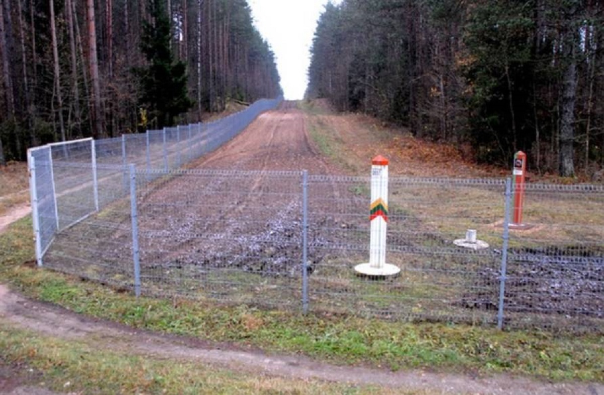 Граница между россией. Забор на границе РФ Латвии. Белорусская Литовская граница забор. Забор на границе Латвии и Беларуси. Забор на границе Литвы и Беларуси.