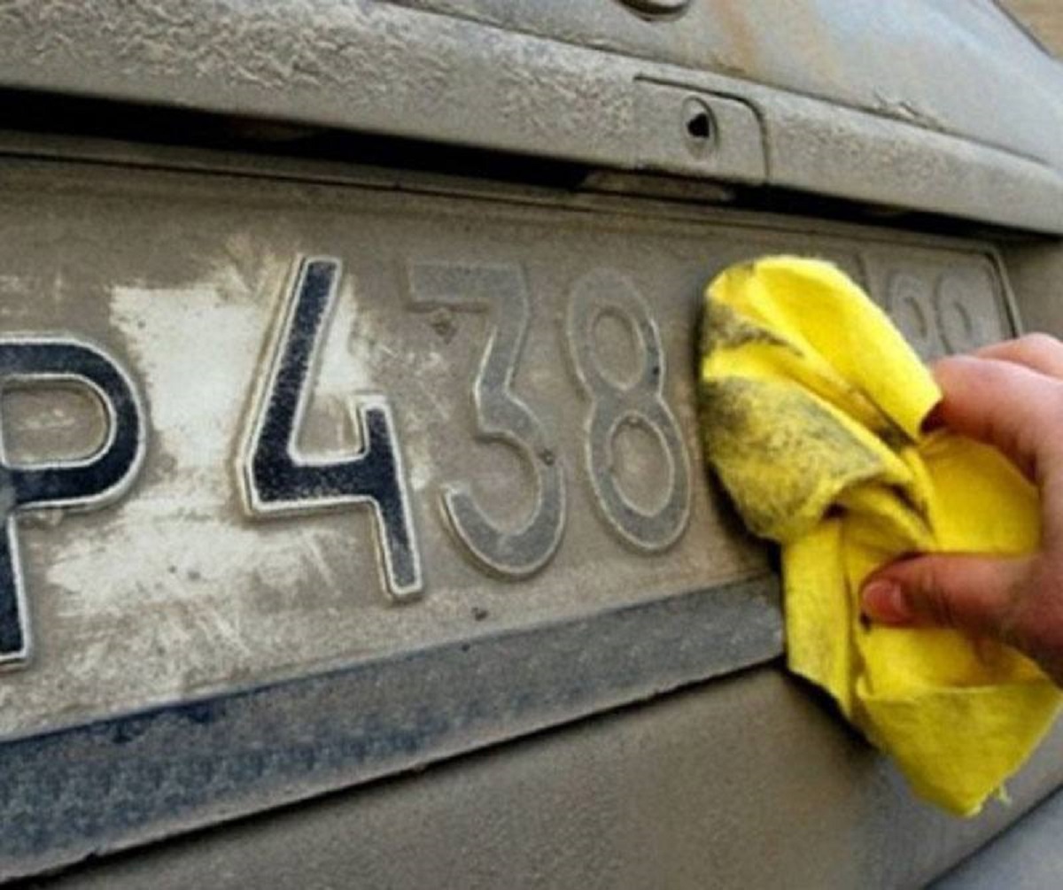 Россиянам назвали размер штрафа за нечитаемые номера