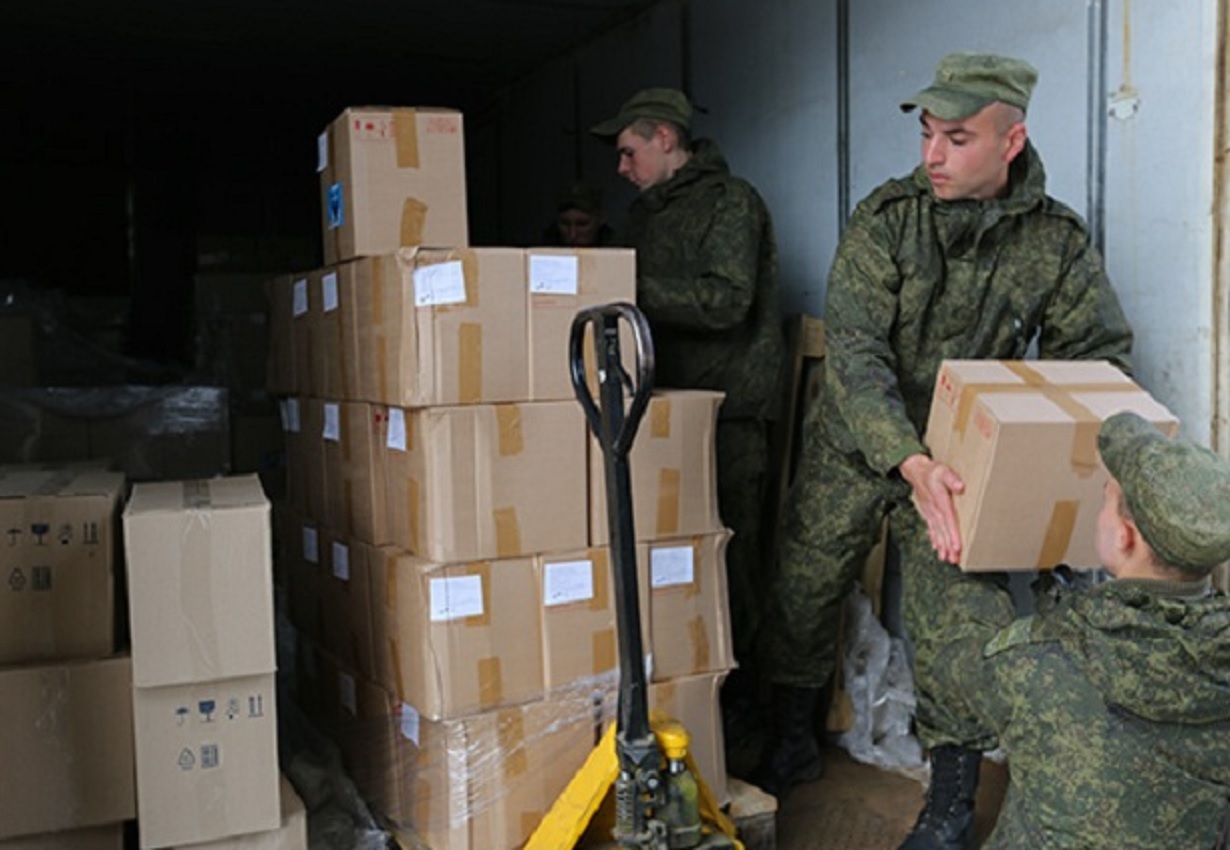 Военнослужащие имущество. Военный продовольственный склад. Разгрузка боеприпасов. Склад в армии. Военнослужащий на складе.