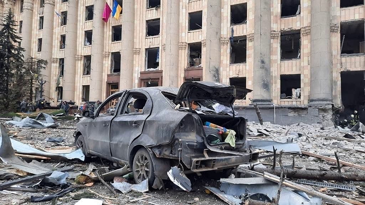 Сбу в киеве разбомбили. Разрушенные города Украины. Разрушенное здание в Харькове. Киев после бомбежки.