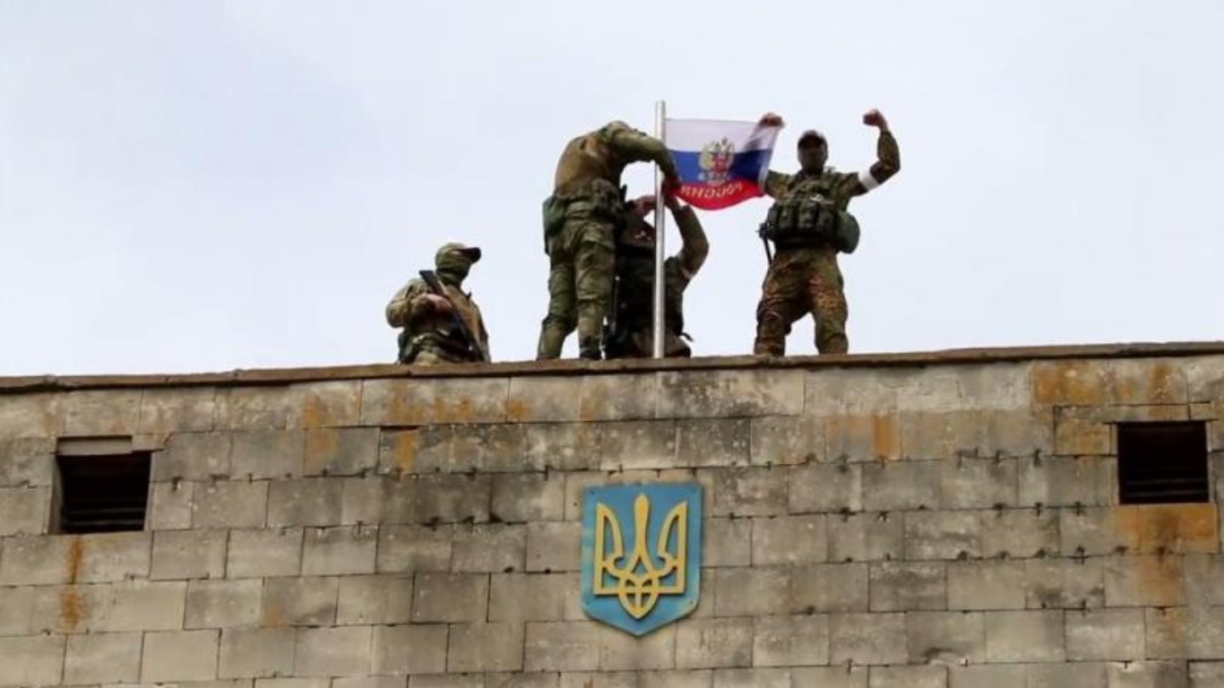 Правда ли что россия победила украину. Украинские военные с флагом. Русский солдат с флагом. Российский флаг над Херсоном. Спецоперация на Украине российские войска.