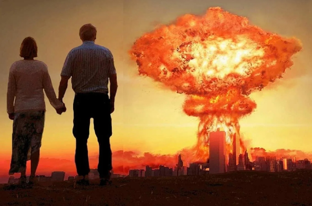 Ядерное нападение. Ядерный взрыв люди. Человек на фоне ядерного взрыва.