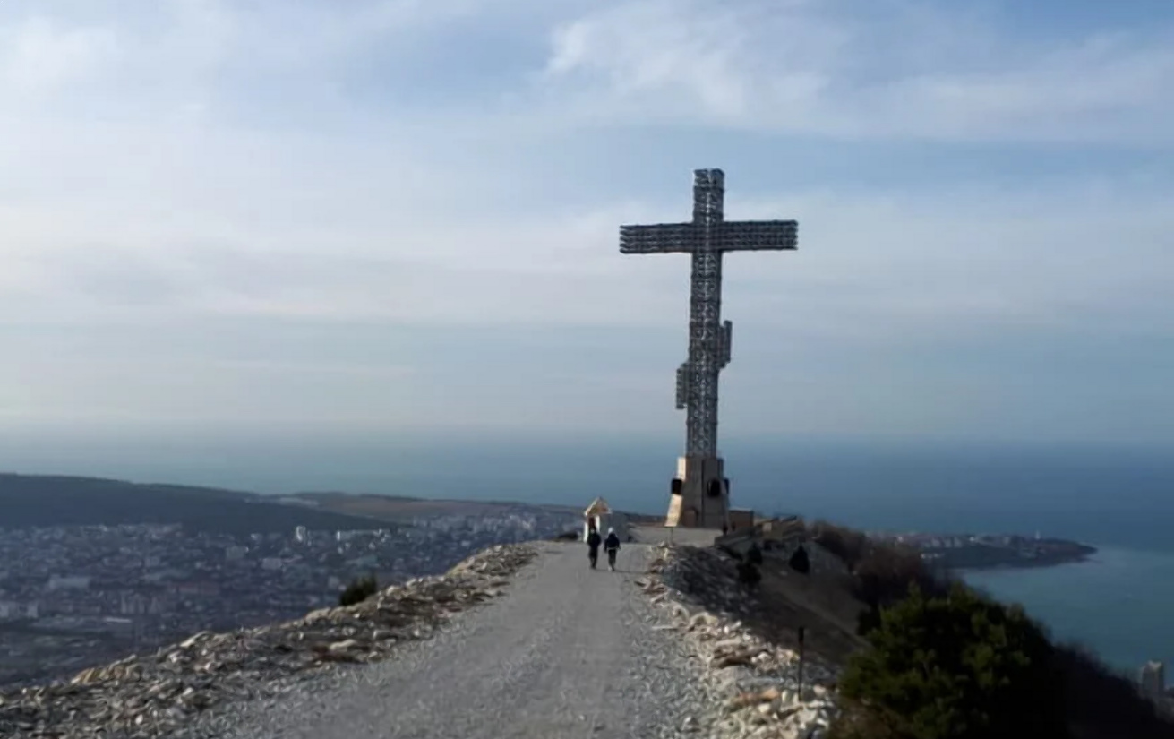 Поклонный крест в Геленджике на горе