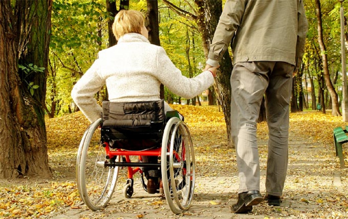 Опекун над недееспособным человеком. Пожилые и инвалиды. Пожилые люди и инвалиды. Пожилые с ограниченными возможностями. Социальное обеспечение инвалидов.