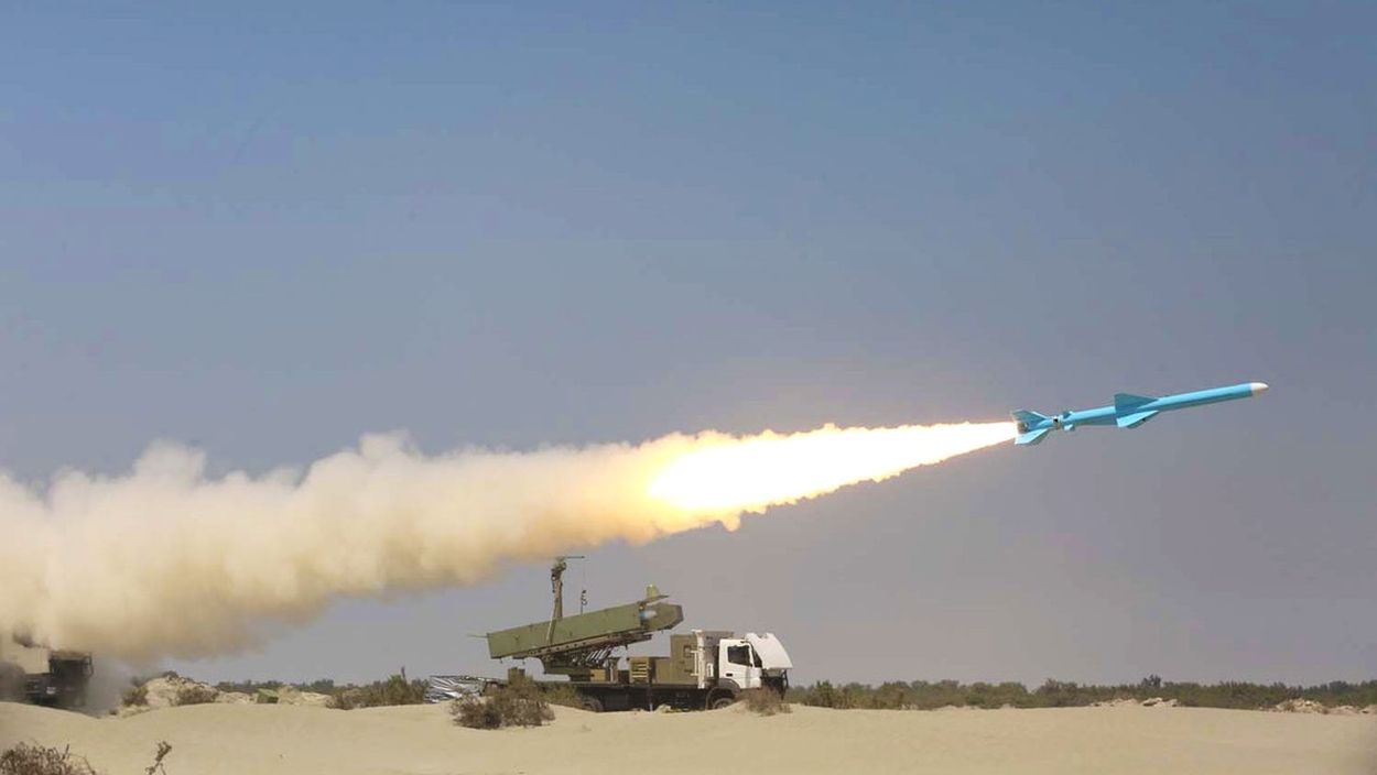 Иран ракетный удар. КСИР Иран ракеты. Иран успешно запустил ракету-носитель «Симург». Военные США ракетный обстрел базы Ирак.