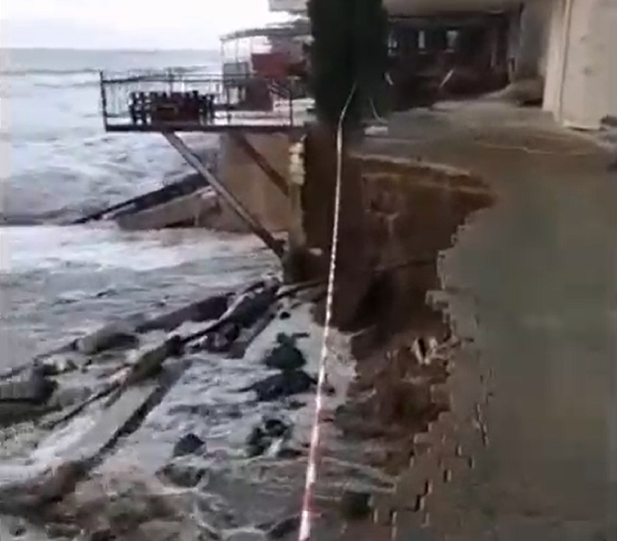 Смывается морем. Смыло в море женщину в Крыму. Пожар в Прибрежном Крым. Ураган века Крым Прибрежное. Пожар на прибрежке в Крыму.