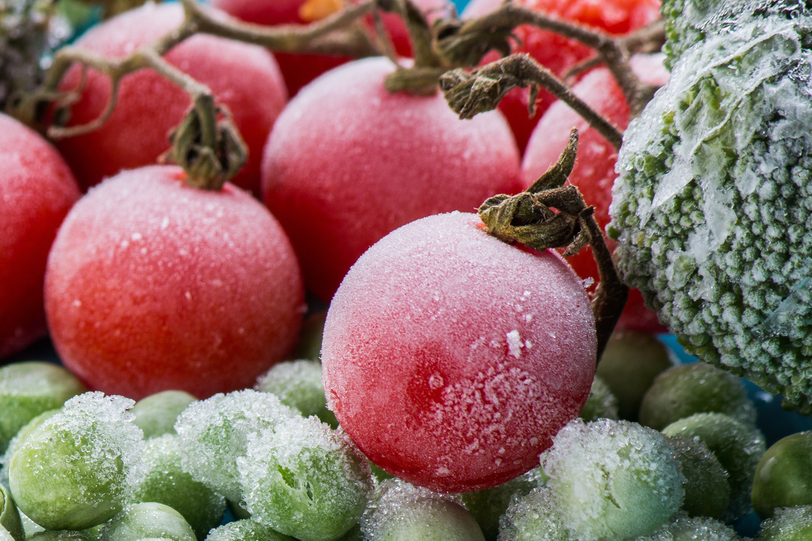 Заморозка фруктов. Зимние фрукты. Зимние овощи. Замороженные фрукты. Замороженные помидоры.