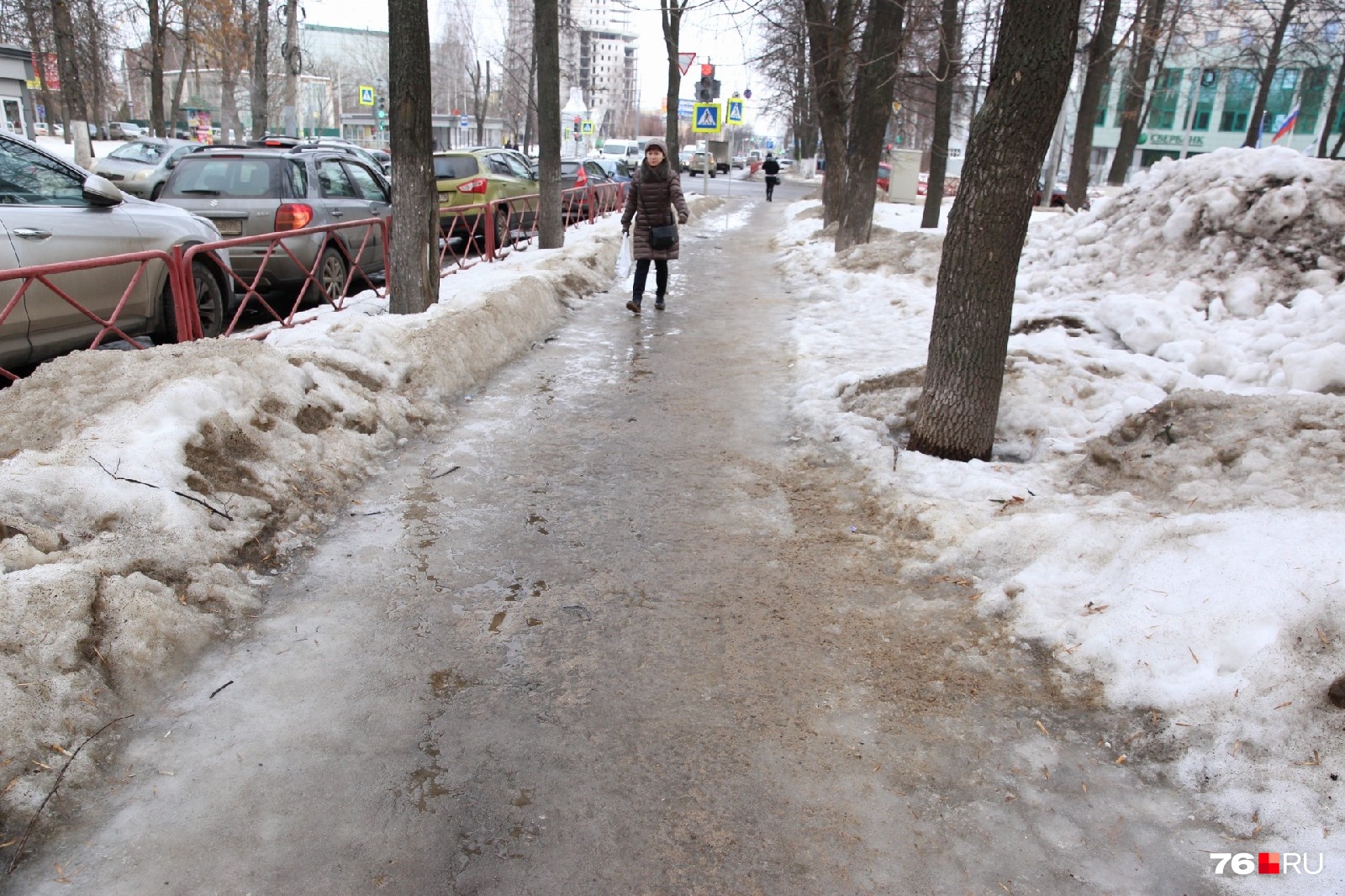 Каток на тротуаре в Ярославле