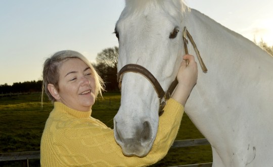 Лошадь «учуяла» опухоль мозга у хозяйки и помогла ей победить онкологию