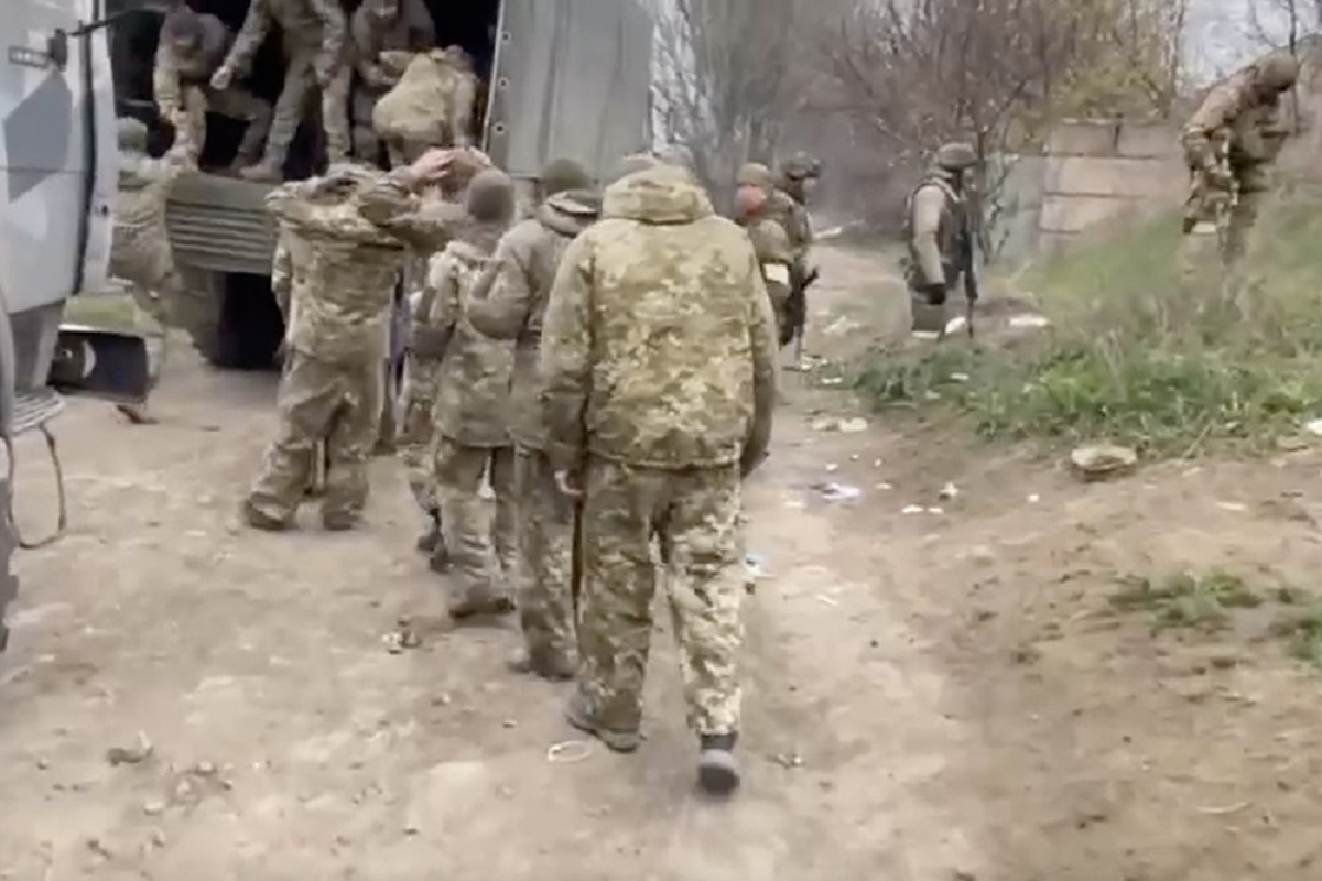 Морпех всу. Пленные украинские морпехи. Украинские военные в плену. 36 Бригада морской пехоты ВСУ. Украинские военные сдаются в плен.