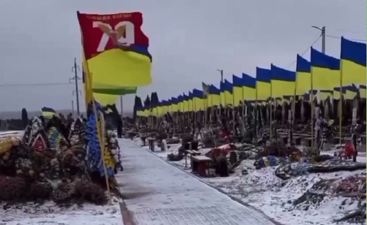Украинцы отступают. Украинское кладбище с флагами. Кладбище украинских солдат с флагами. Украинские кладбища с флагами Украины. Кладбище на Украине с флагами.