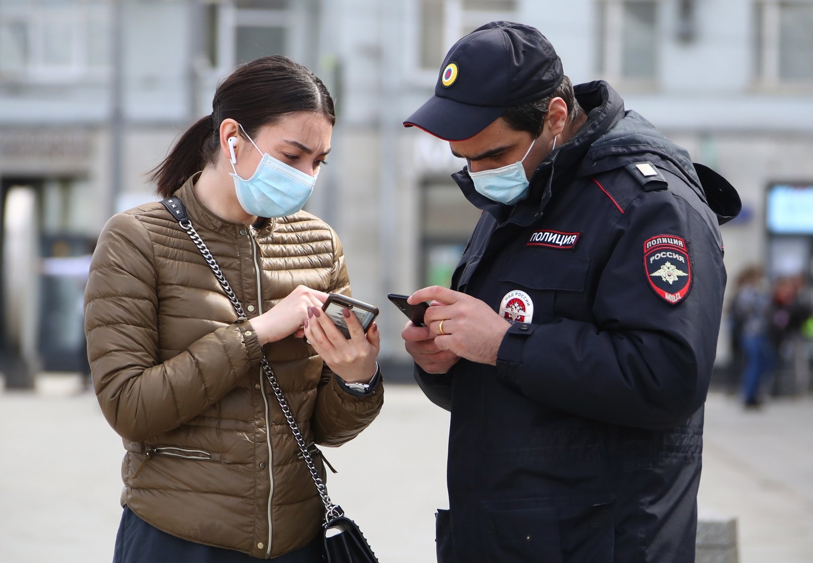 Новейший запрет. Коронавирус ограничения. Ограничения из за коронавируса. Девушка с пропуском. Ограничения из-за Covid.