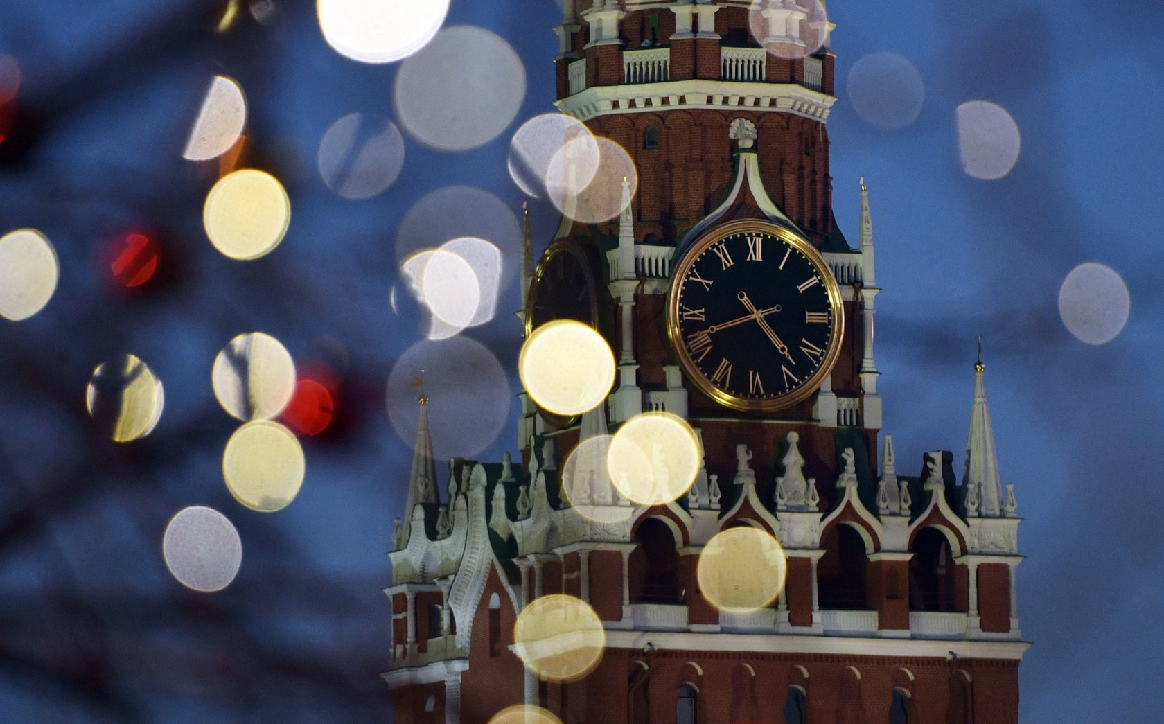 Куранты на Спасской башне Московского Кремля полночь
