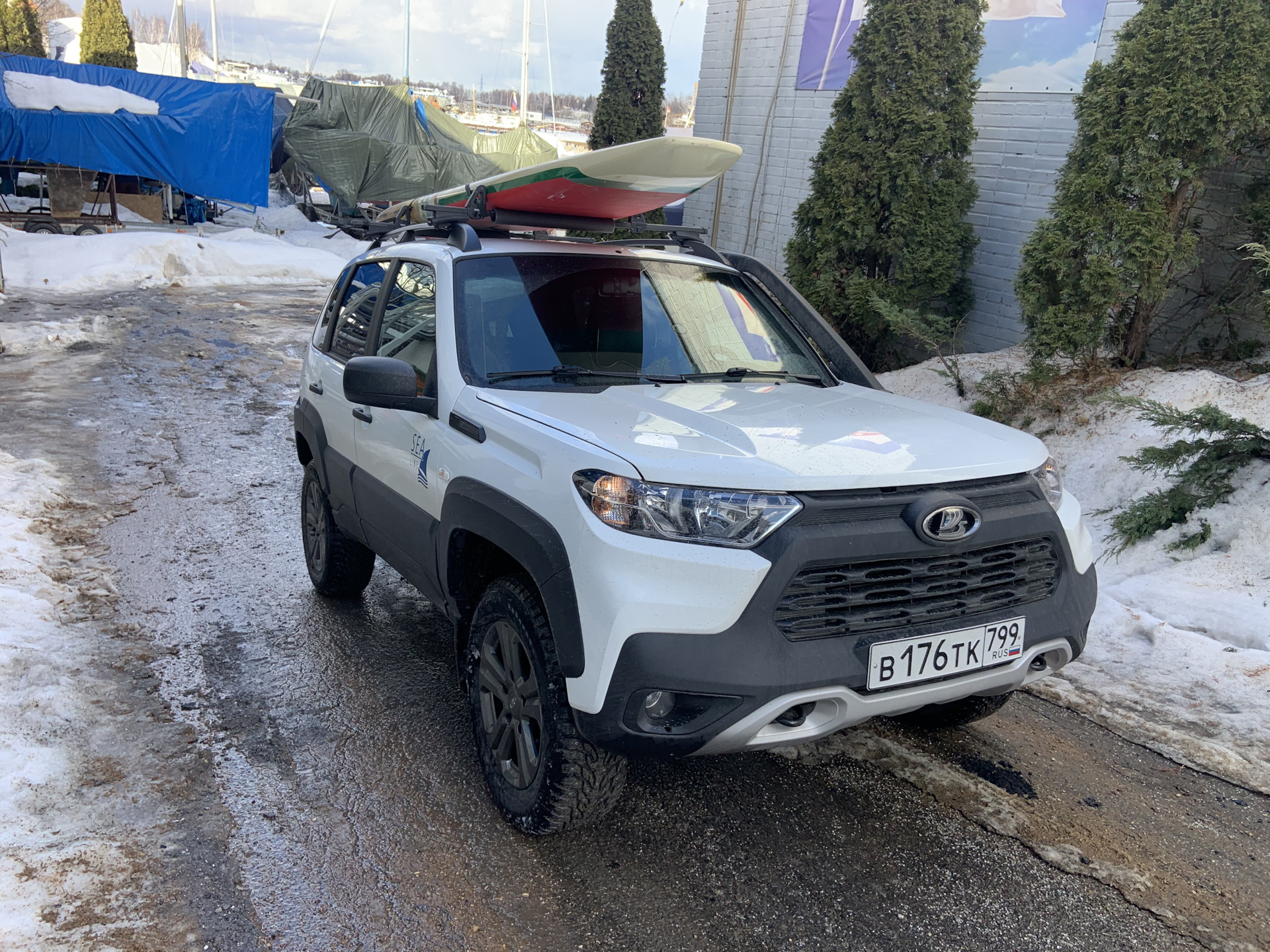 Lada Niva Travel белая