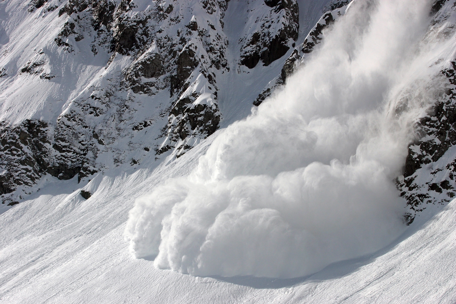 Лавинная опасность. Снежная лавина. Лавина в Гималаях. Avalanche. Снежная лавина в горах.