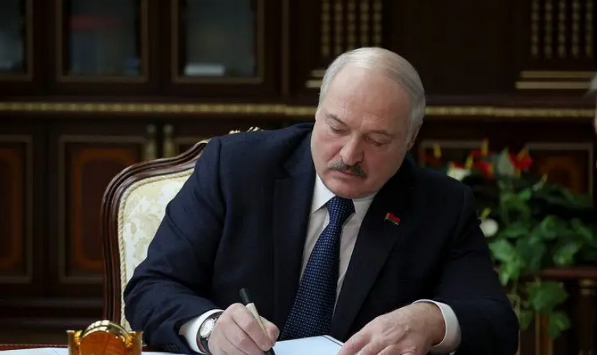 Лукашенко подписал указ о переводе. Указ Лукашенко. Лукашенко подписывает. Лукашенко в качестве.