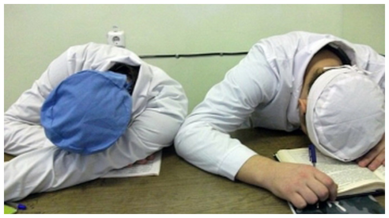 Утро врача в больнице. Спящий студент медик. Сон студента медика. Спящие студенты медики.