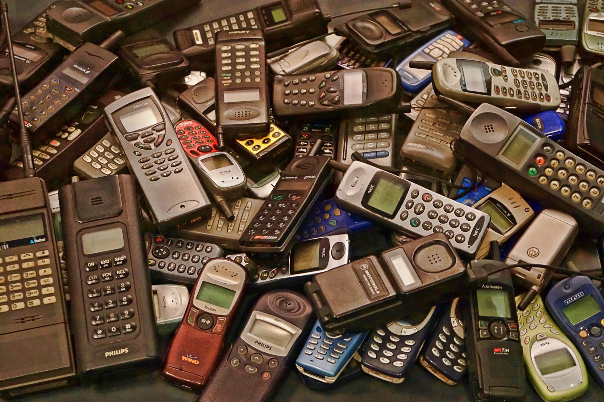 Где найти старый телефон. Старые смартфоны. Старые мобильники. Старый телефон. Телефоны 90-х.
