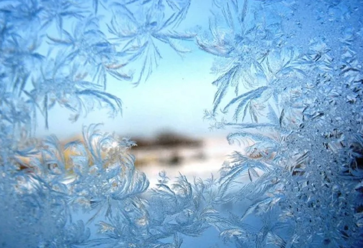 Навести мороз. Морозные узоры на окне. Морозное окно. Морозные узоры на стекле. Узоры на окне зимой.