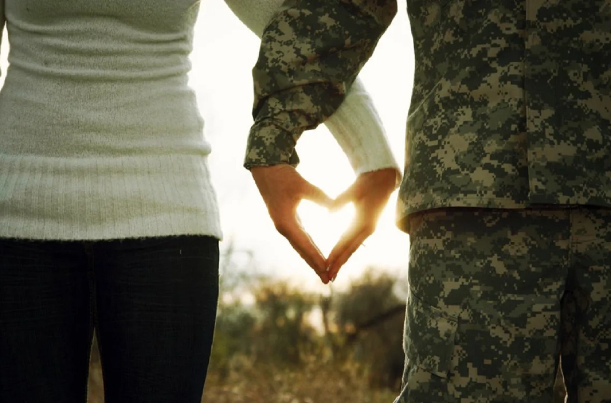 Про мужа военного. Любовь солдата. Девушка солдат. Военная фотосессия. Солдат и девушка любовь.