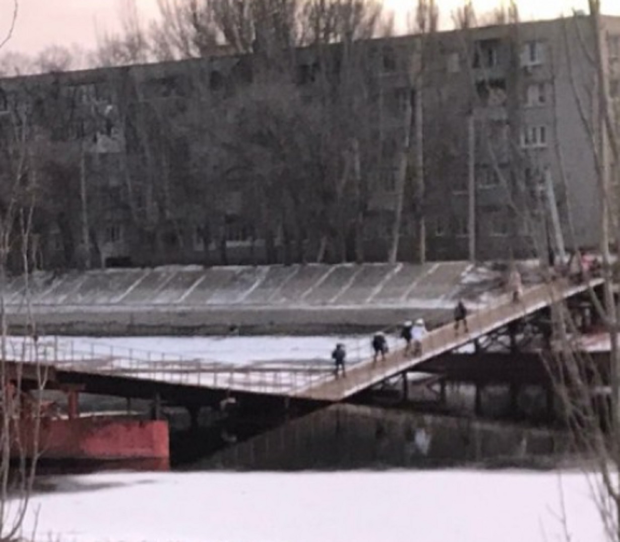 Мост через пахру рухнул. Понтонный мост через серебряную Воложку Астрахань. Мост десятка Астрахань. Понтонный мост Астрахань. Пешеходный мост в Астрахани.