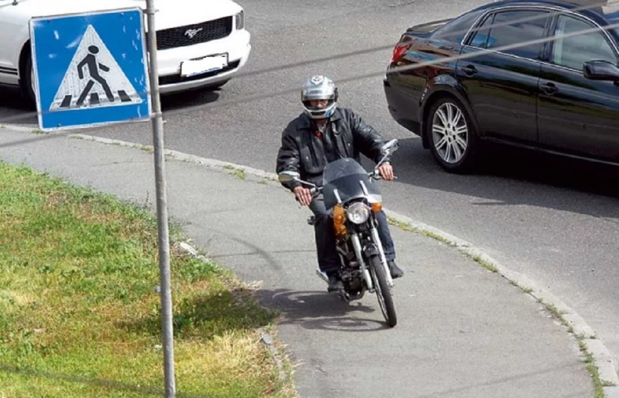Можно ли парковать мотоцикл. Мопед на дороге. Скутер на дороге. Мопед на тротуаре. Движение мопедов.