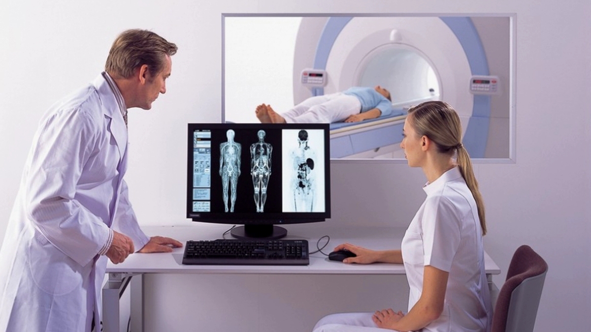 Врач кт платно. Обследование организма. Компьютерная томография врач. Магнитно-резонансная томография. Обследование на томографе.