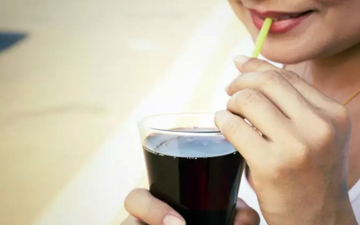 Долгая зима вьюга кутерьма. Курение на морозе. Девушка с напитком в руке. Утром заснеженным я курю натощак. Утром заснеженным я курю натощак.