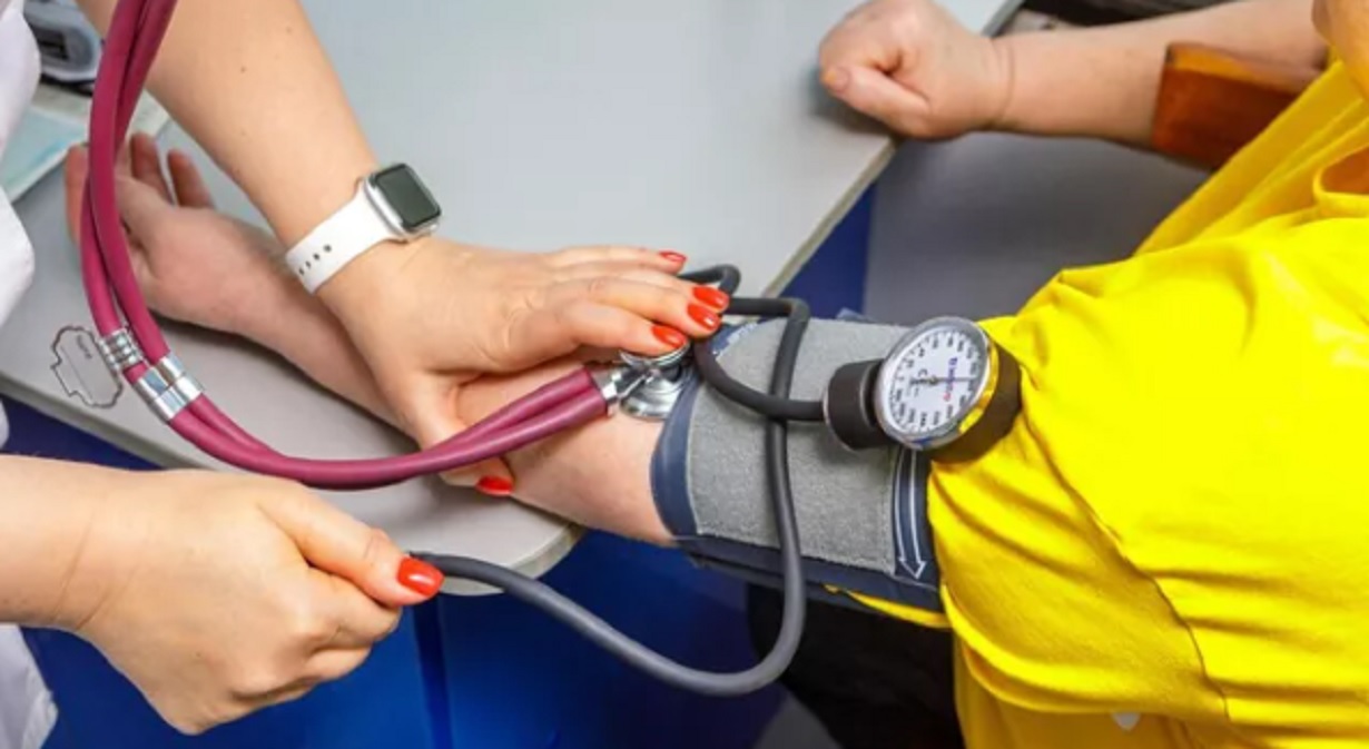 Невролог Чудинская предупредила, что мушки перед глазами могут ...