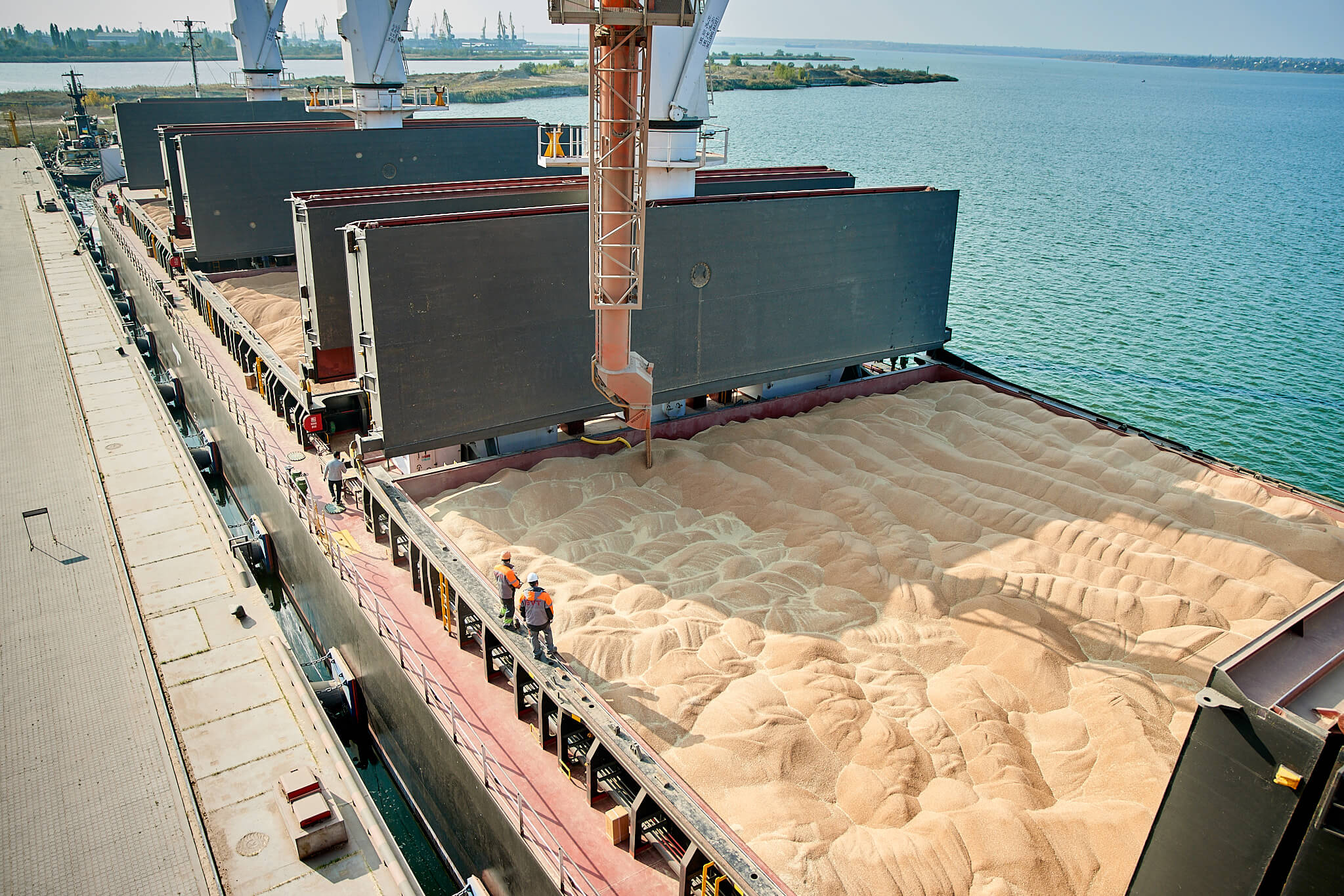 1 5 млн тонн. Погрузка зерна на судно в порту Украины. Перевалка зерна ФЕТЭКСИМ. Портовый терминал по перевалке зерна. Порт Одесса перевалка зерна.