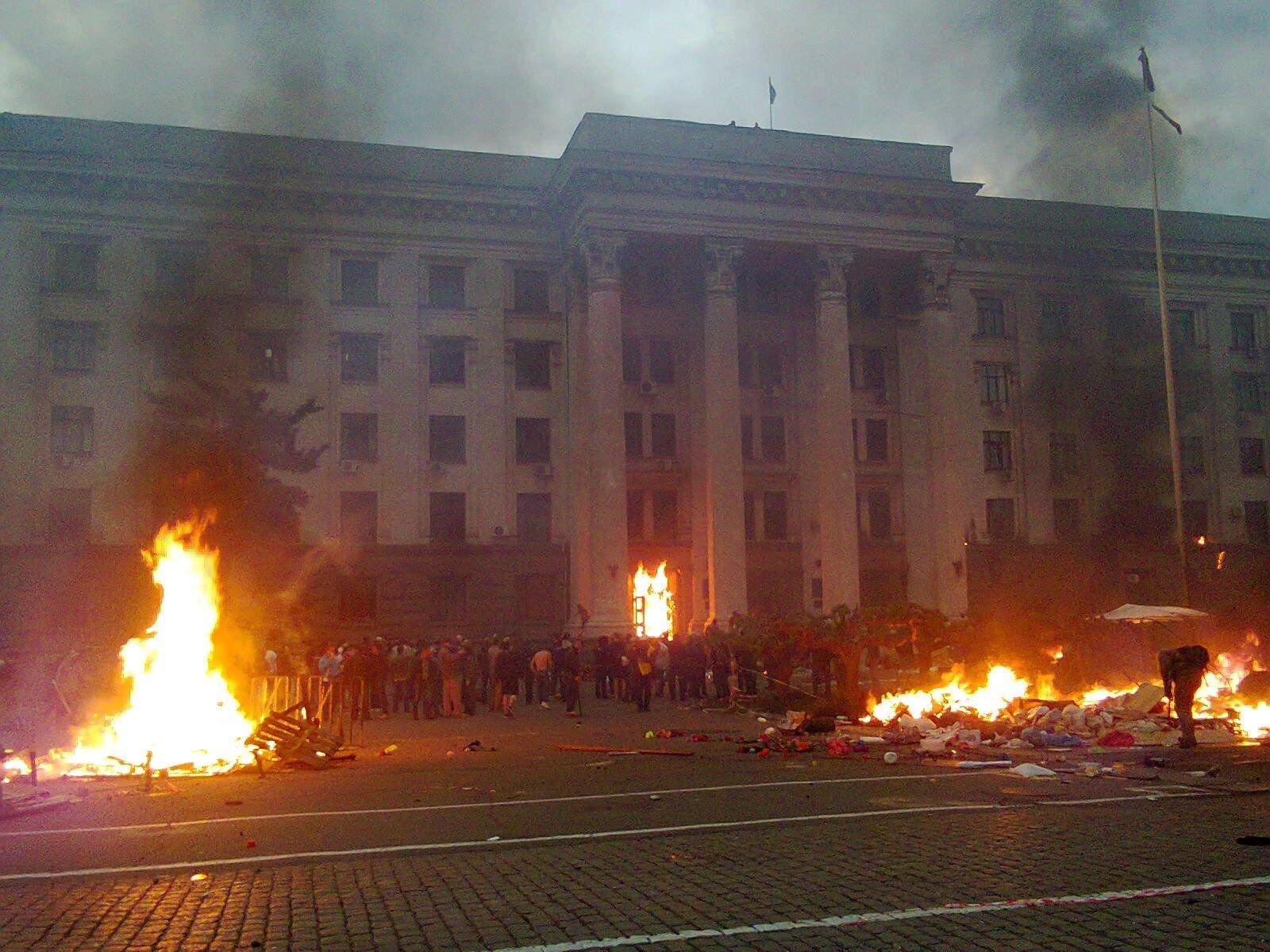 29 2 мая. Одесса дом профсоюзов 2 мая 2014. Одесса 2 мая дом профсоюзов. Сгоревшие в доме профсоюзов в Одессе. Пожар в доме профсоюзов в Одессе.