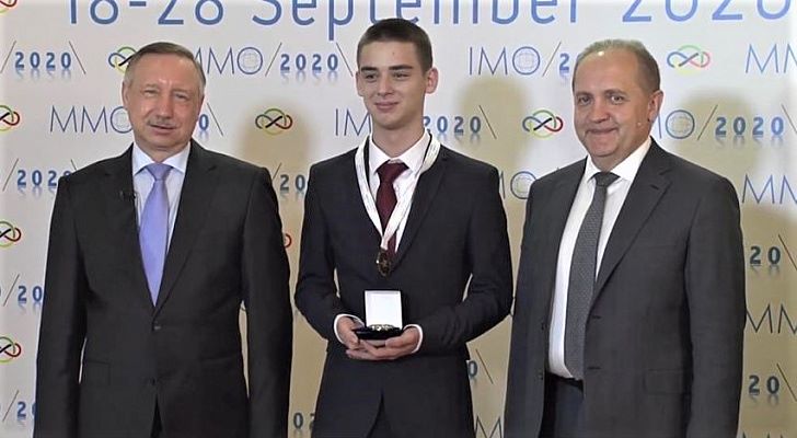 Двое мужчин, юноша из Сочи, Данил Демин, медаль, международная олимпиада по математике