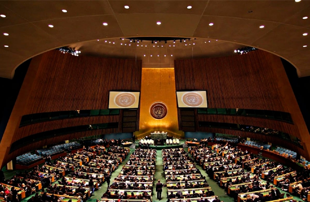 Маи оон. Штаб-квартира ООН В Нью-Йорке. Генеральная Ассамблея ООН 1989. Генассамблея ООН здание. Зал Генеральной Ассамблеи ООН.