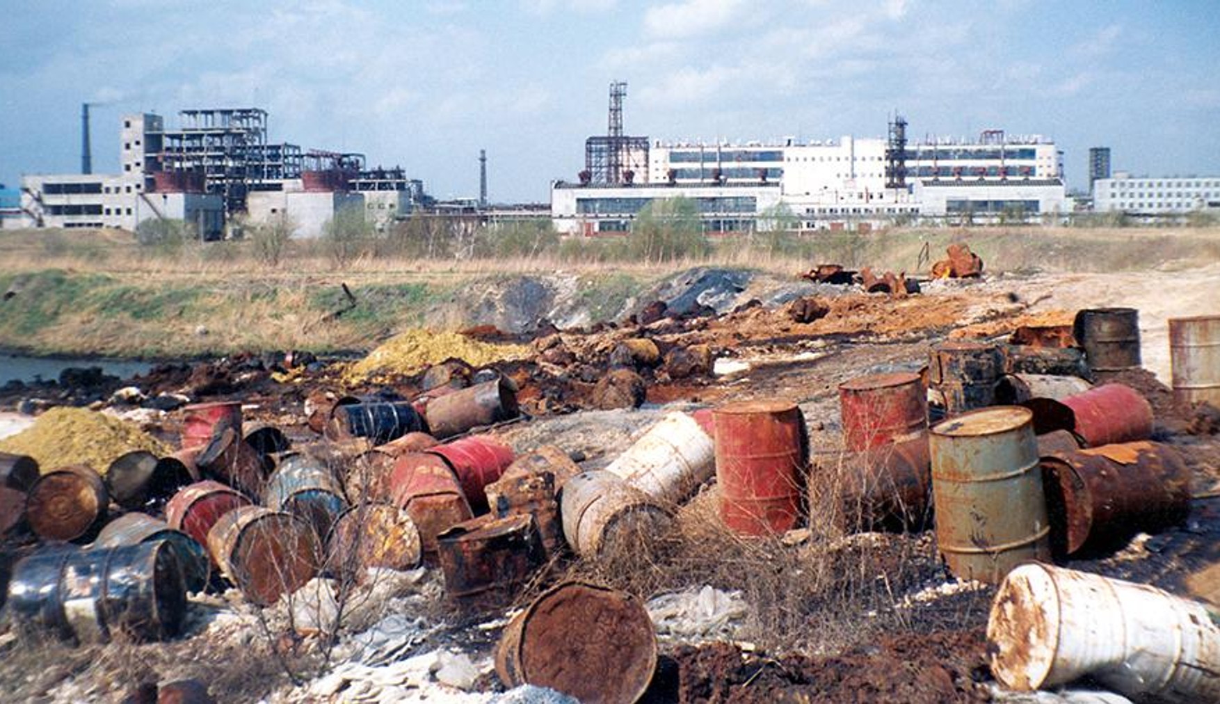 Пром отходы. Дзержинск химические предприятия экология. Дзержинск химические отходы. Химическое загрязнение среды. Загрязнение промышленными отходами.
