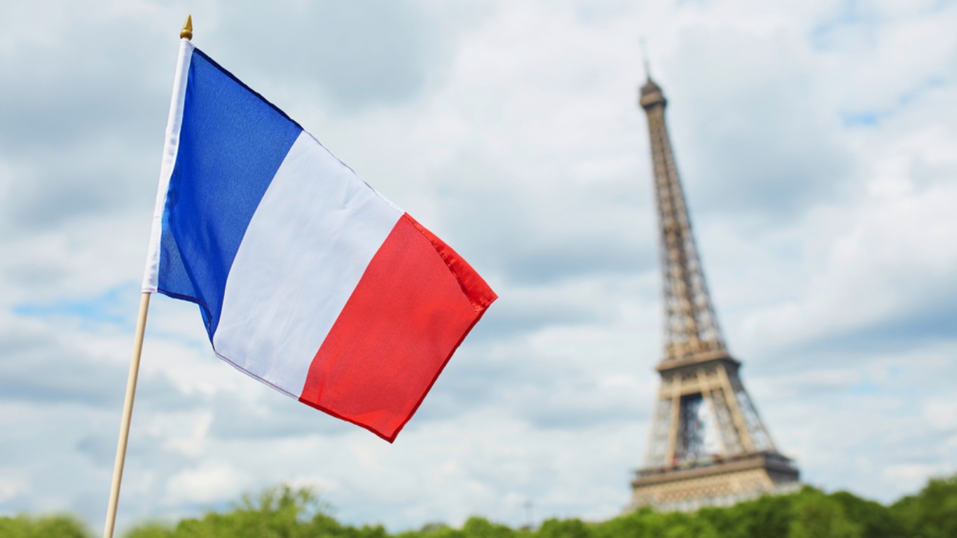 Французский терпеть. Флаг Франции. Госуд. Флаг. Франции. Француз с флагом. Флаг Франции фото.