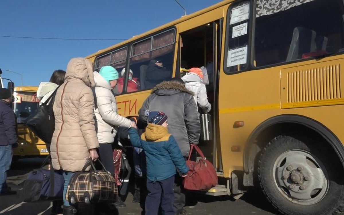 Принимать жителей. Беженцы из Украины в Ростовской области. Машины украинских беженцев. В Ростовской области в автобусе с эвакуированными беженцами.